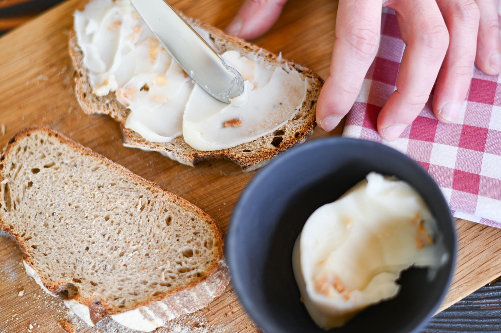 GERÄUCHERTER HARZER-KÄSE MIT SCHMALZ